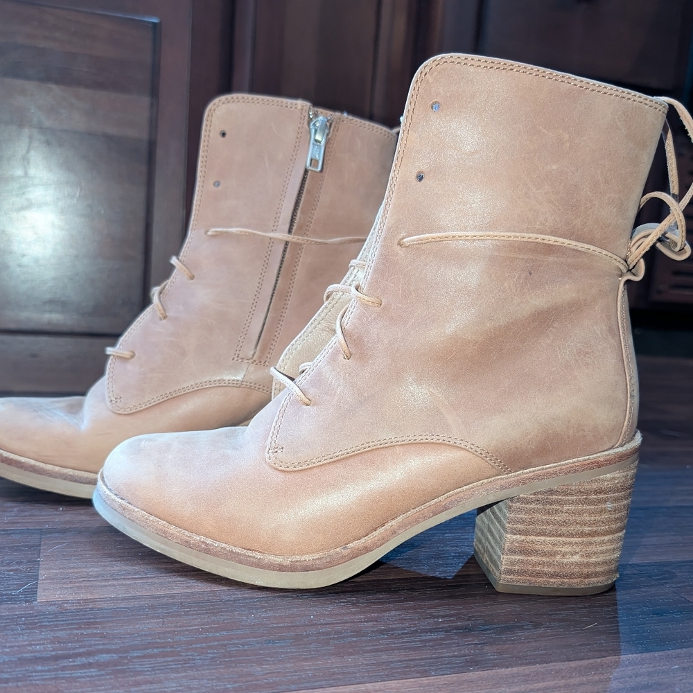 UGG Oriana Rustic Lace Up Boots Size 6